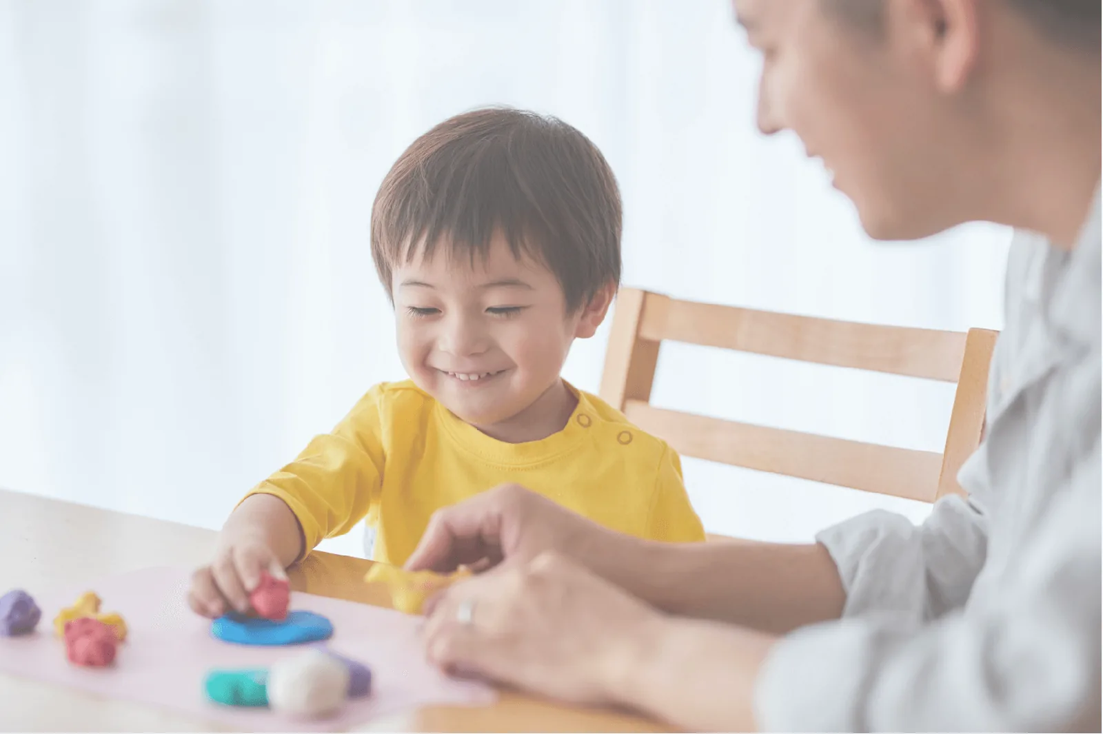 おもちゃで遊ぶ子どもと父親