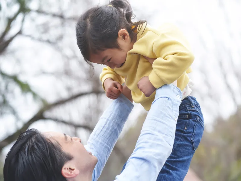 お子様を抱き上げるお父様