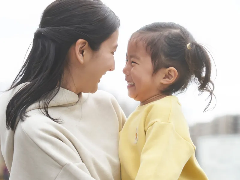 お子様と笑い合うお母様